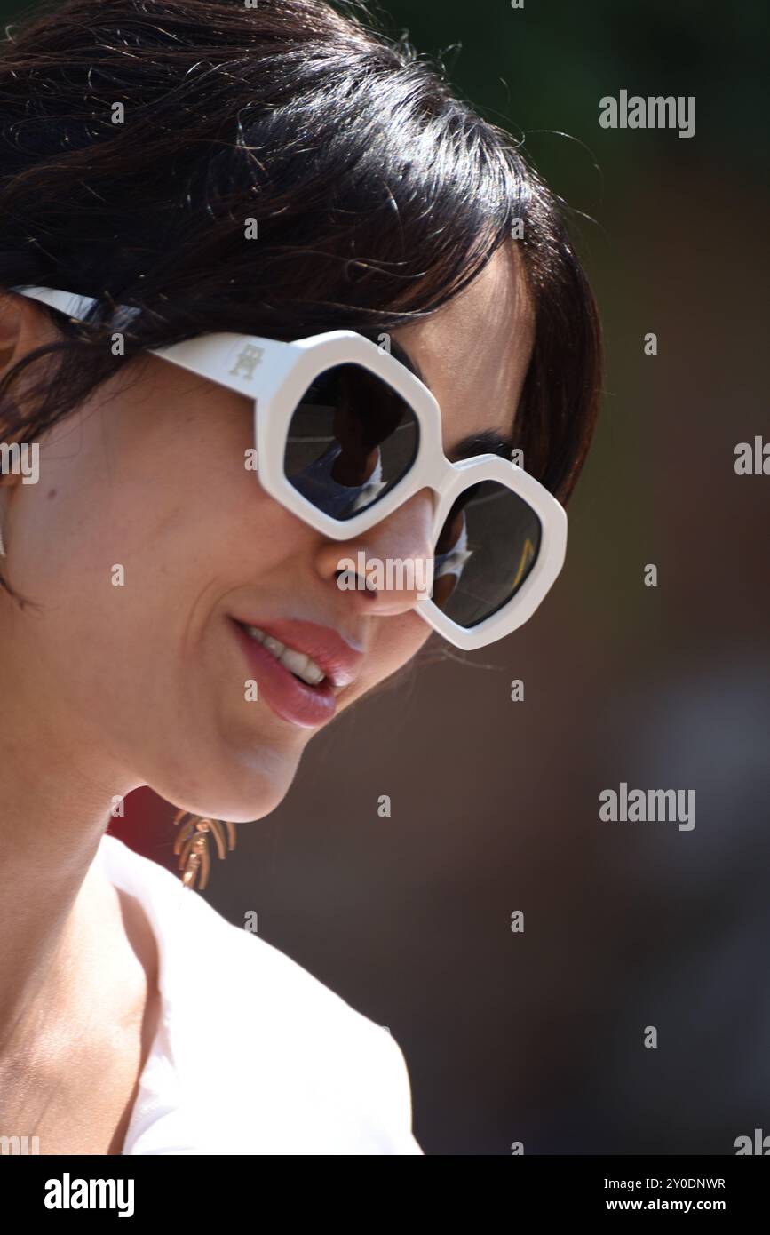 Lido di Venezia, Italia. 30 agosto 2024. Rocío Muñoz Morales cammina fuori dall'hotel Excelsior al Lido di Venezia per la 81a Mostra del Cinema di Venezia. Credito: @ALoll Foto Stock