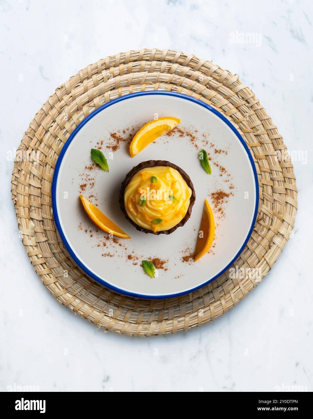 Tartine di cioccolato con crema d'arancia. Tavolo con vista dall'alto e decorazioni. Foto Stock