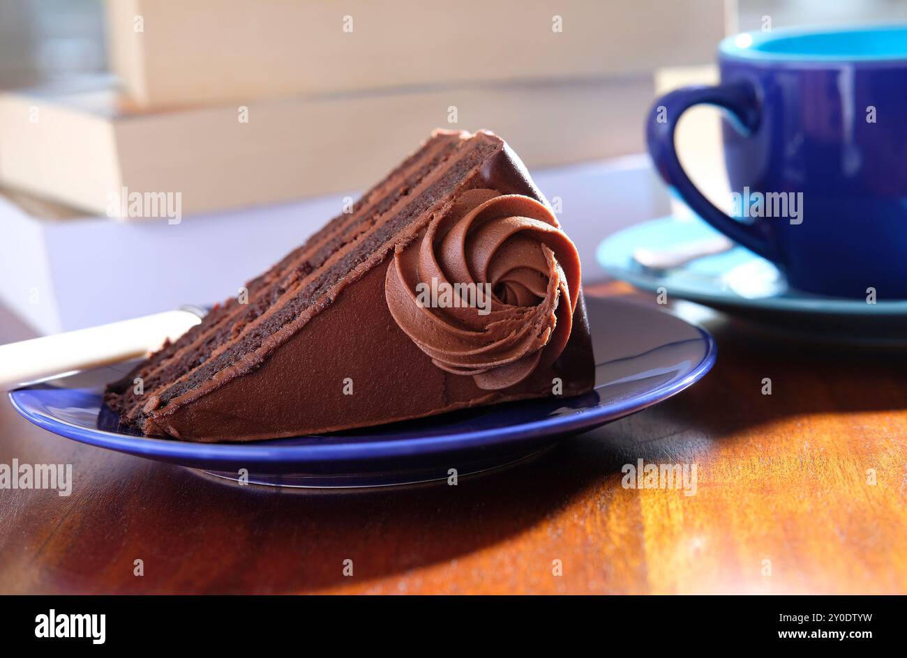 fetta di deliziosa torta al cioccolato su un piatto blu Foto Stock