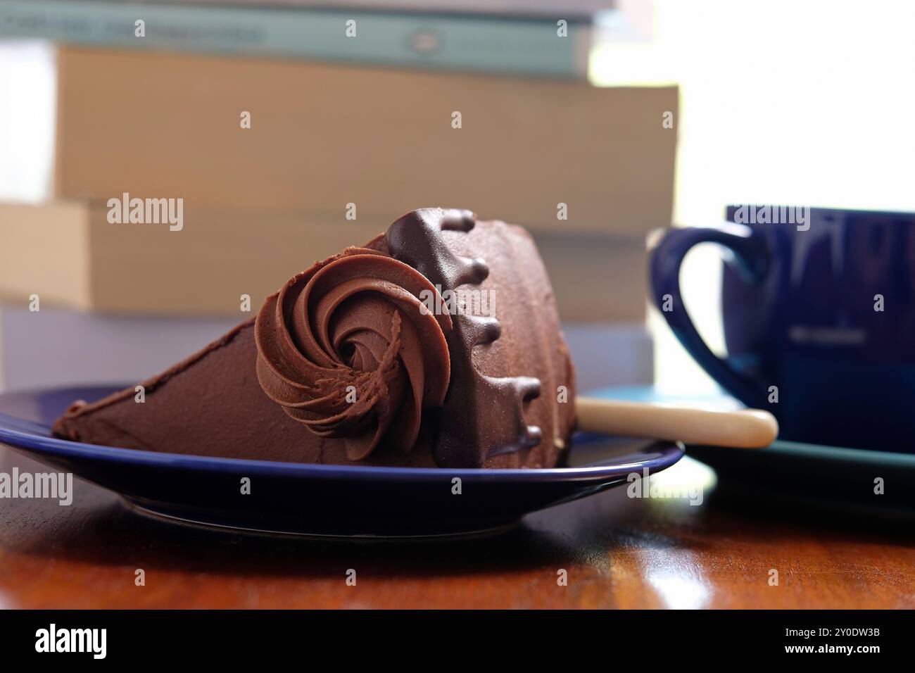 fetta di deliziosa torta al cioccolato su un piatto blu Foto Stock