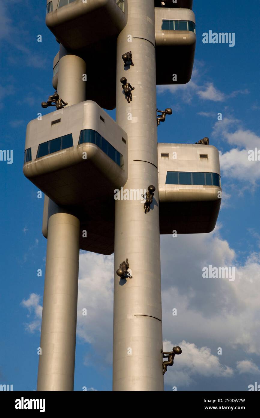 Sculture di bambini strisciano sui supporti della torre della televisione di Praga. Foto Stock