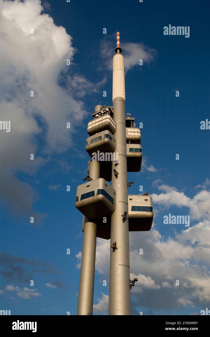 Sculture di bambini strisciano sui supporti della torre della televisione di Praga. Foto Stock