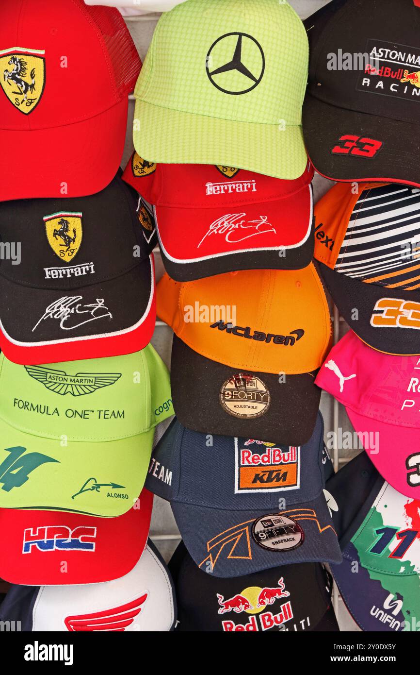 Ampia scelta di cappelli da baseball a tema sportivo in vendita, Peniscola Foto Stock