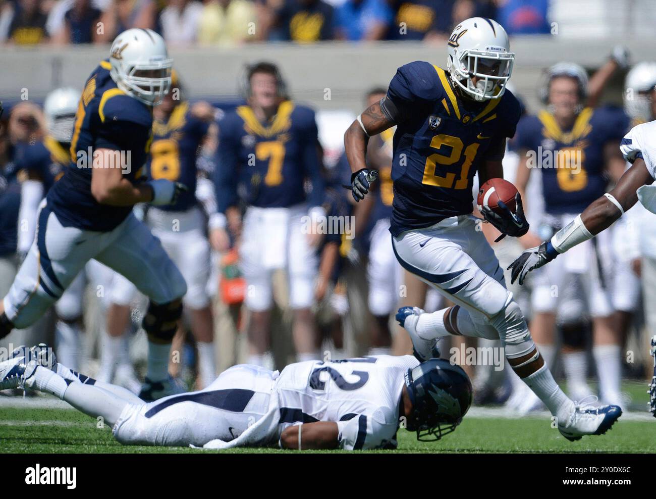 Berkeley, Stati Uniti. 1 settembre 2012. Keenan Allen (21) della California supera DeAndre Boughton (42) del Nevada, segnando un touchdown nel terzo quarto al Memorial Stadium di Berkeley, California, il 1° settembre 2012. (Foto di Jose Carlos Fajardo/Contra Costa Times/TNS/Sipa USA) credito: SIPA USA/Alamy Live News Foto Stock