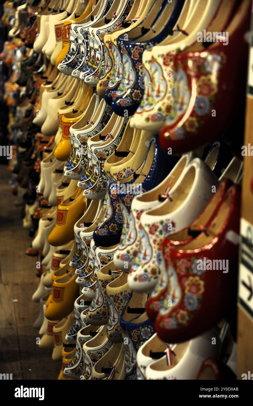 Zoccoli olandesi originali a De Zaanse Schans, venditore di zoccoli in Olanda Foto Stock