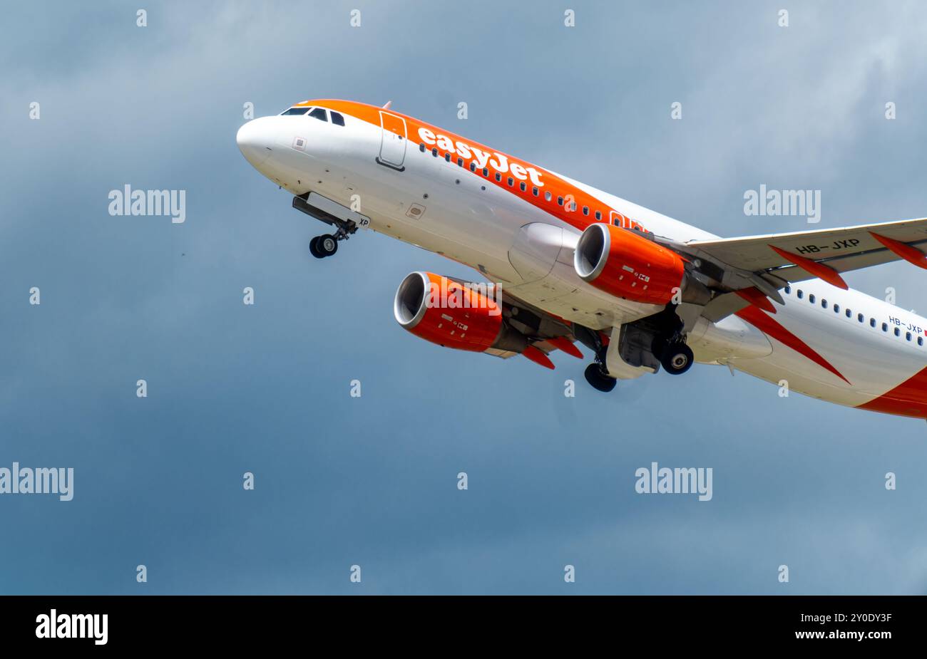 Ginevra, Svizzera - 29 settembre 2024: Firma e logo su un aereo di decollo easyJet dall'aeroporto di Ginevra Foto Stock