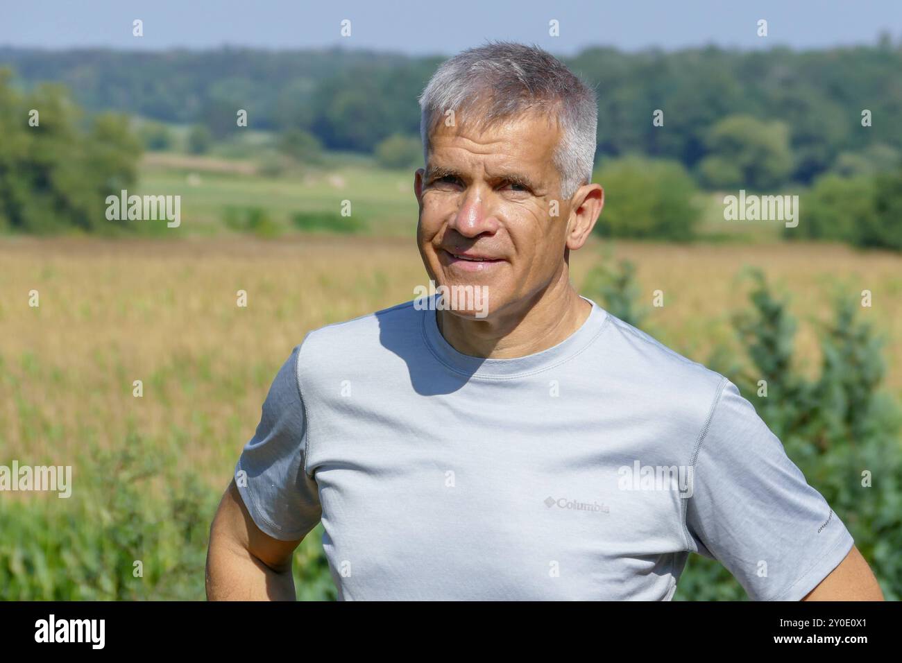 Grimma - Landtagswahl 2024: Hoffnung für die Freien Wähler - OB Matthias Berger hoffnungsvoll 01.09.2024 gegen 12 Uhr Stadtgebiet Grimma im foto: Matthias Berger, Oberbürgermeister von Grimma, hier mit Hund Apoll ist auf Platz 1 der Landesliste der Freien Wähler a Sachsen. Er wurde von den Delegierten Seiner Partei mit 100 Prozent gewählt. Auf der kommunalen bene könne man nichts mehr bewegen, deshalb sei auch für ihn jetzt der Zeitpunkt für den Landtag gekommen, begründete Matthias Berger seinen Entschluss damal. Sollte er einen von zwei Direktmandate in Sachsen erlangen, könnte Berger ei Foto Stock