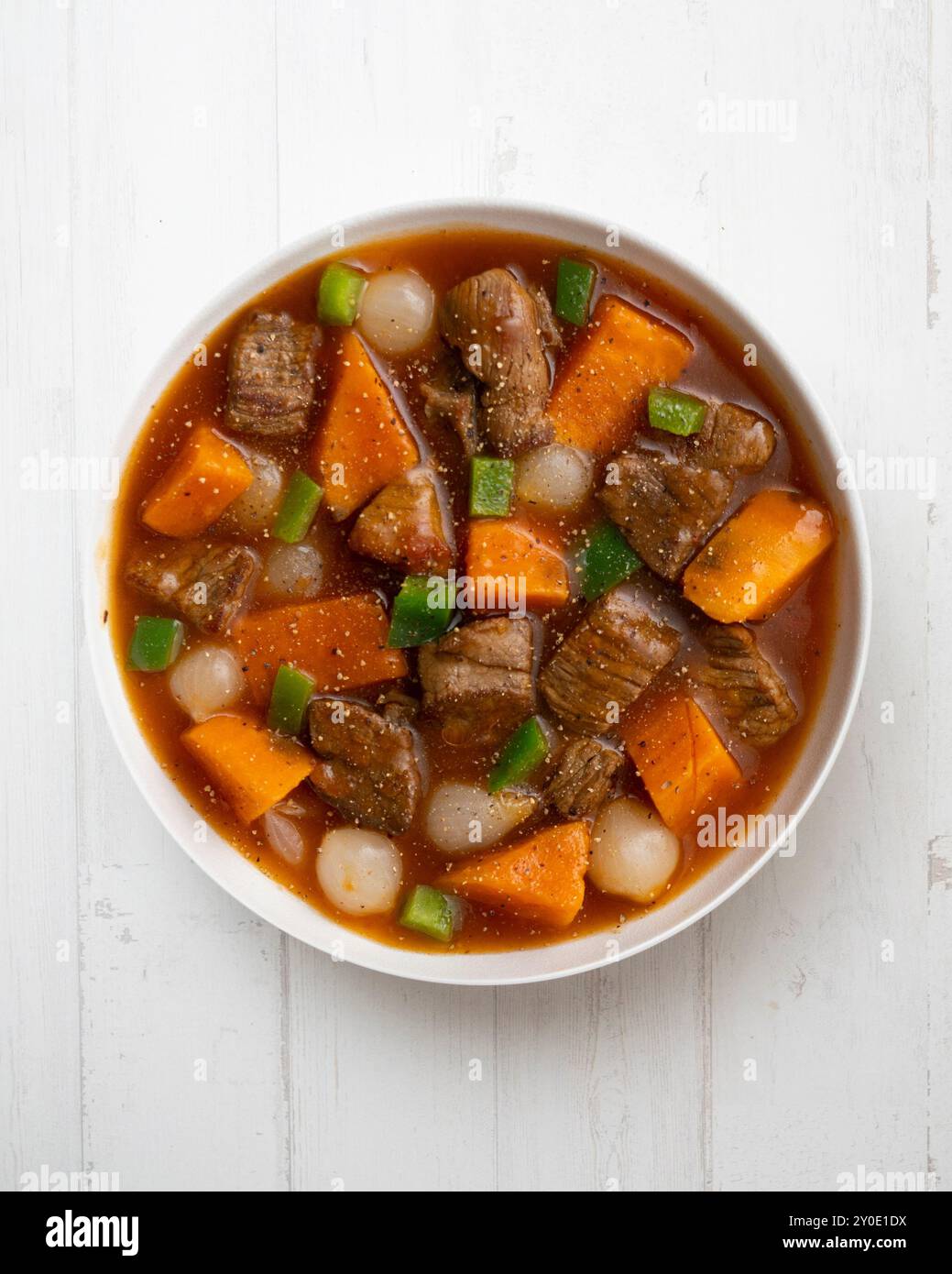 Stufato di manzo con zucca e fagiolini. Tavolo con vista dall'alto e decorazioni. Foto Stock