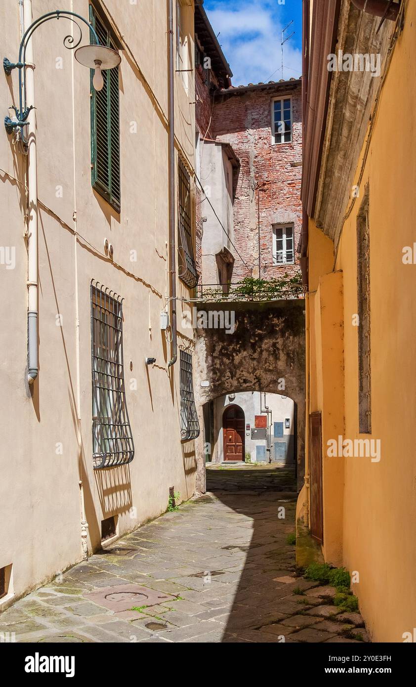 Lucca splendido vicolo medievale con antico arco Foto Stock