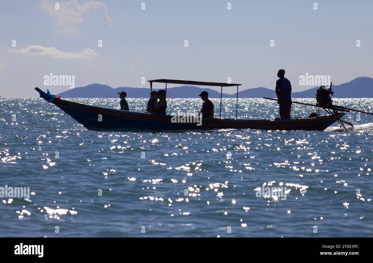 Una barca a coda lunga nel golfo della Thailandia Foto Stock