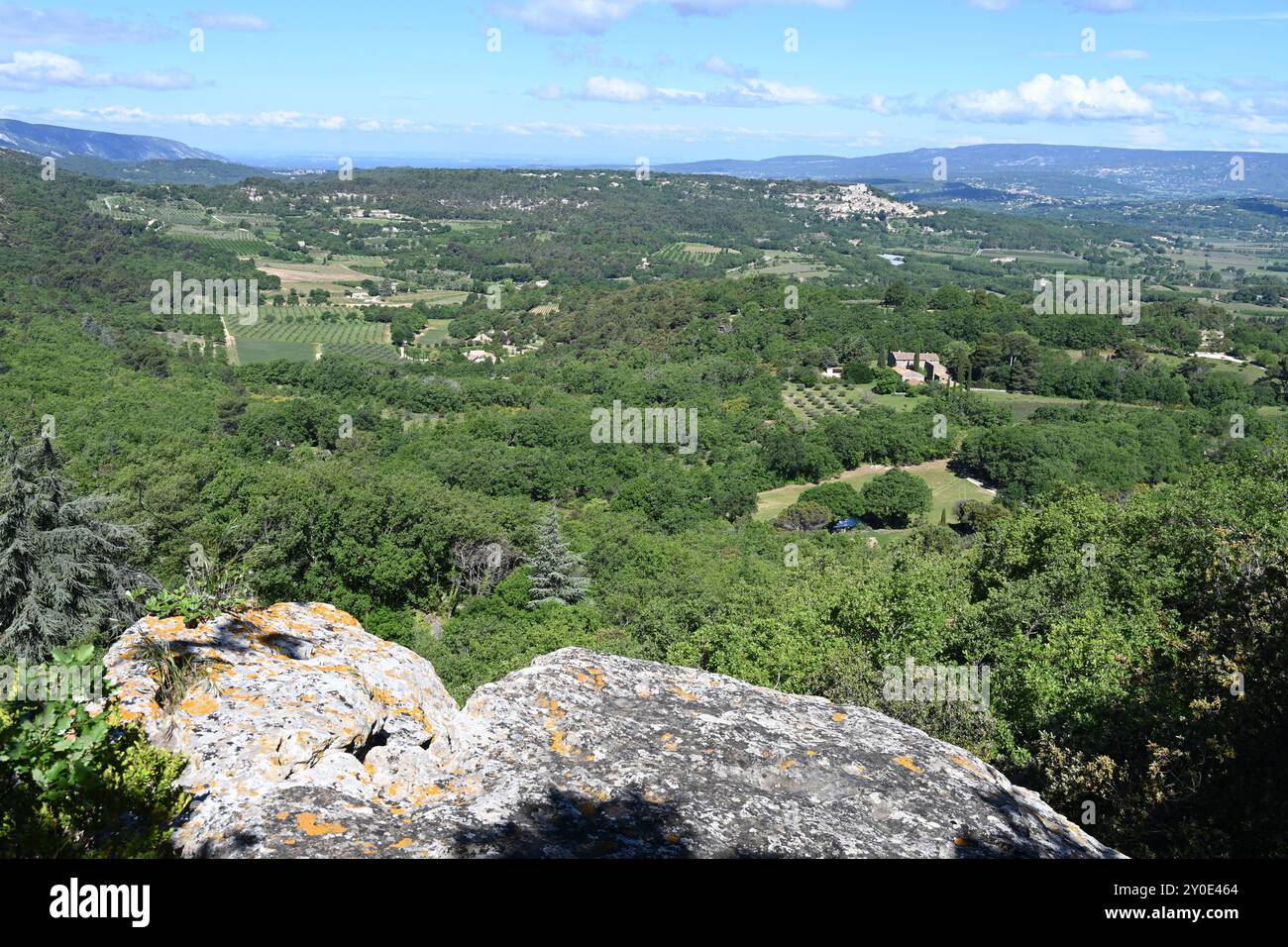 Vista panoramica o panoramica sulla campagna del Parco regionale del Luberon, la pianura di Calavon e le colline del Luberon, Vaucluse Provence Francia Foto Stock