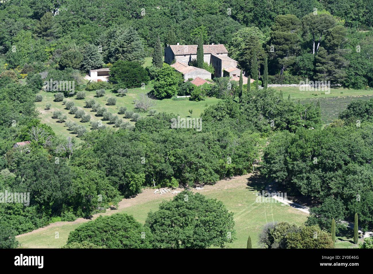 Vista panoramica o panoramica sulla campagna, terreni agricoli e campi, Calavon Plain, Luberon Regional Park Vaucluse Provence Francia Foto Stock