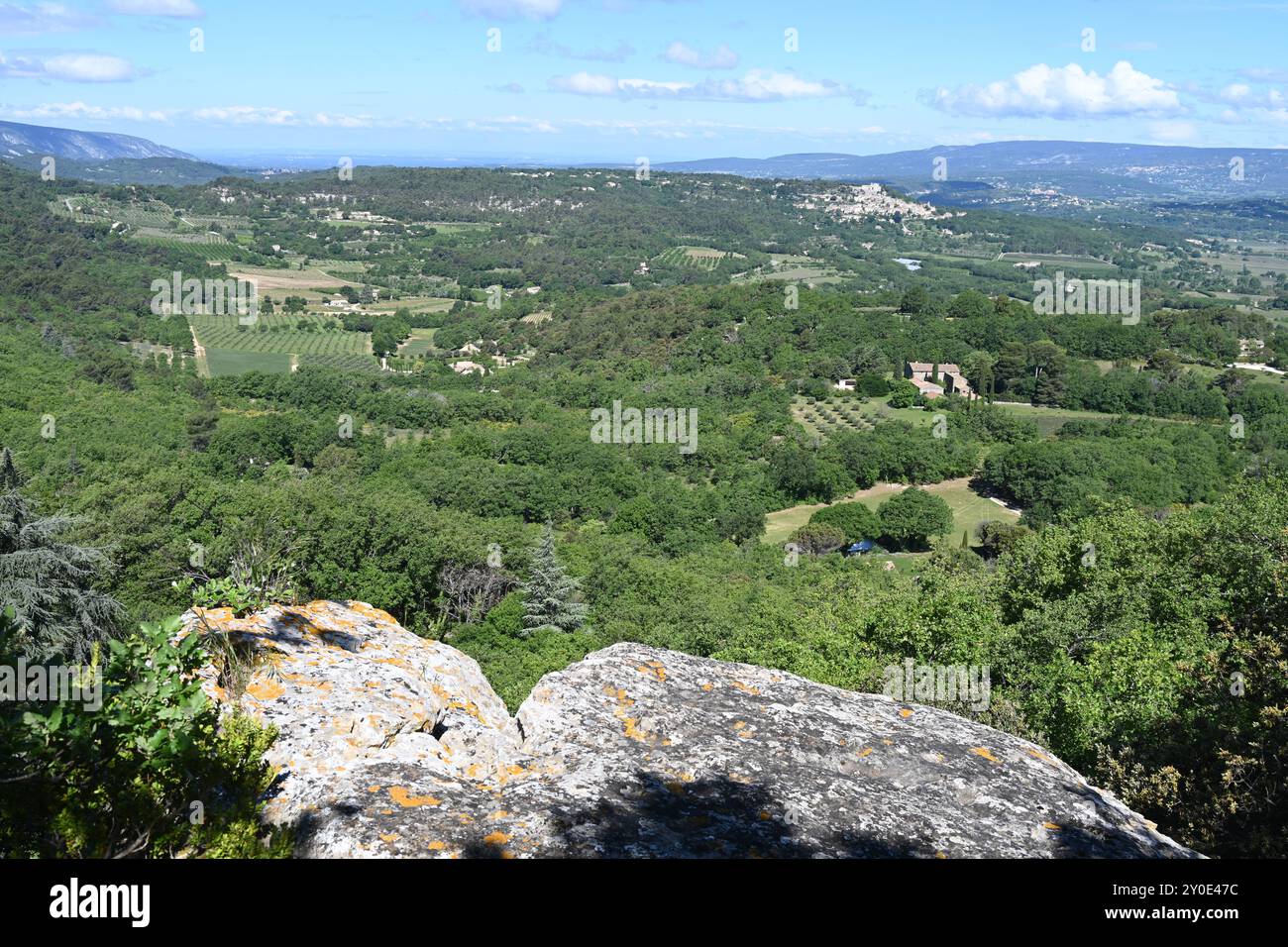 Vista panoramica o panoramica sulla campagna del Parco regionale del Luberon, la pianura di Calavon e le colline del Luberon, Vaucluse Provence Francia Foto Stock