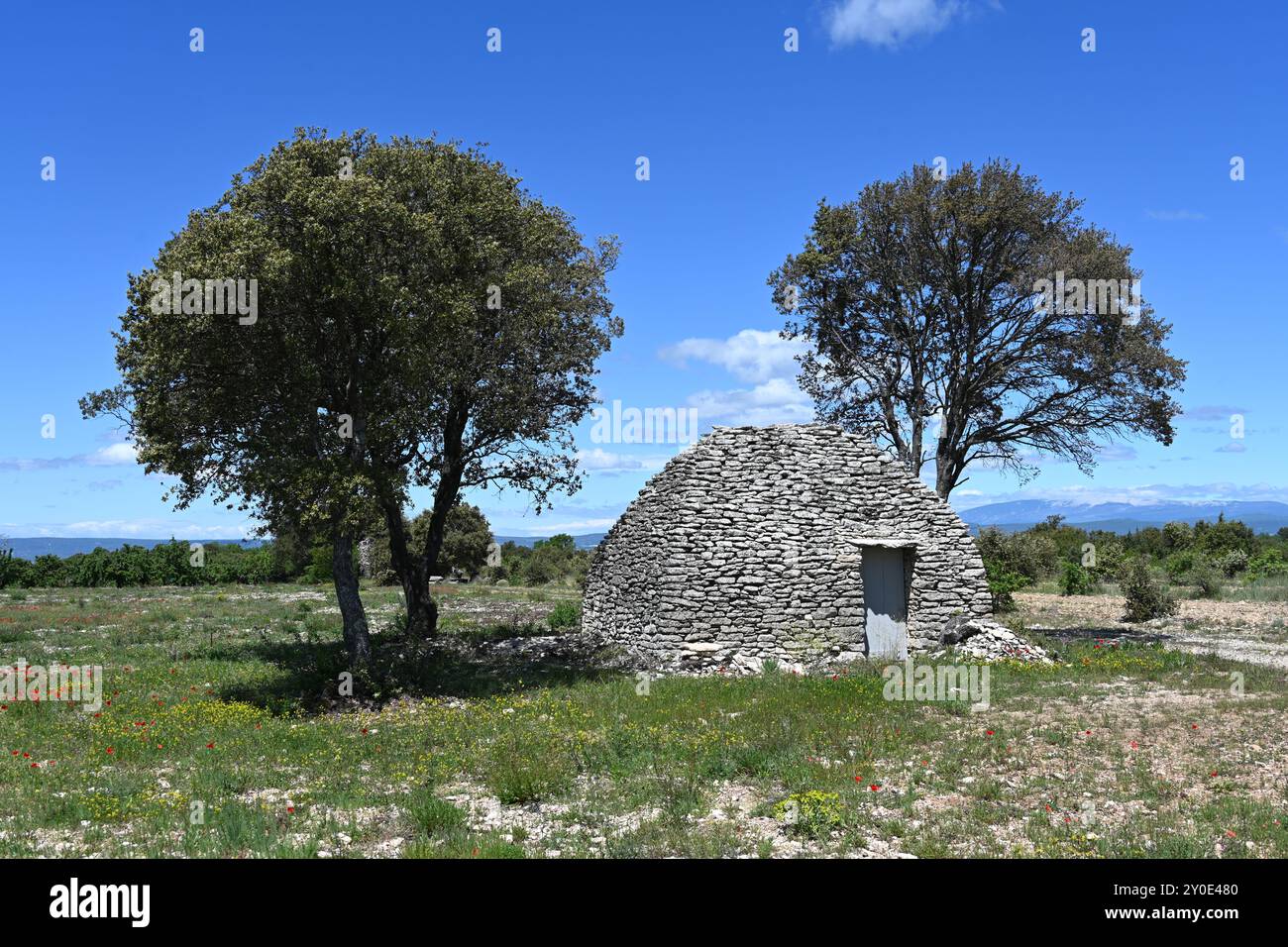 Borrie o Dry Stone Hut, costruito utilizzando la tecnica della pietra secca, sull'Altopiano di Claparèdes, Bonnieux, Parco regionale del Luberon, Vaucluse Provence Francia Foto Stock