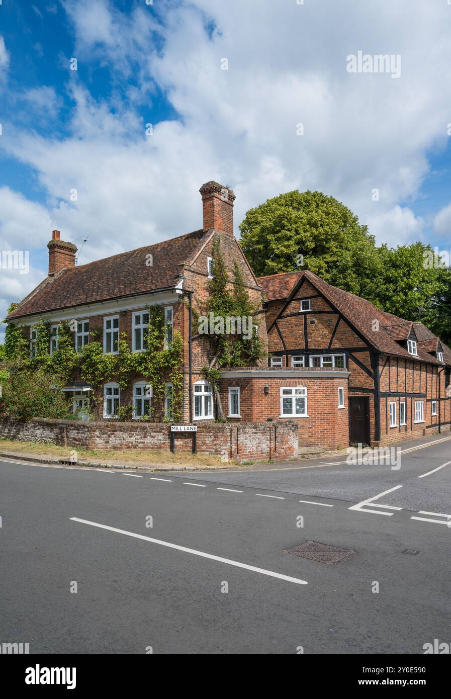 Casa costruita in mattoni adiacente all'ex mulino della farina sul fiume Misbourne a Mill Lane Amersham Old Town Buckinghamshire Inghilterra Regno Unito Foto Stock