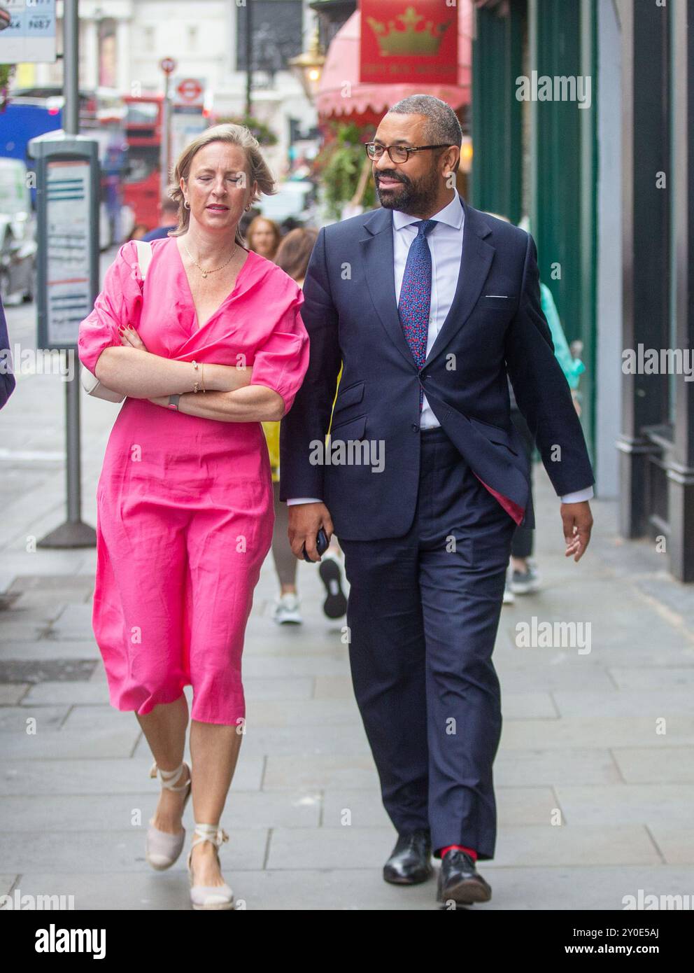 Londra, Inghilterra, Regno Unito. 2 settembre 2024. Il candidato alla leadership del partito conservatore JAMES ABILMENTE con sua moglie SUSANNAH JANET TEMPLE arriva a Whitehall prima del discorso di lancio di Campaing. (Credit Image: © Tayfun Salci/ZUMA Press Wire) SOLO PER USO EDITORIALE! Non per USO commerciale! Crediti: ZUMA Press, Inc./Alamy Live News Foto Stock