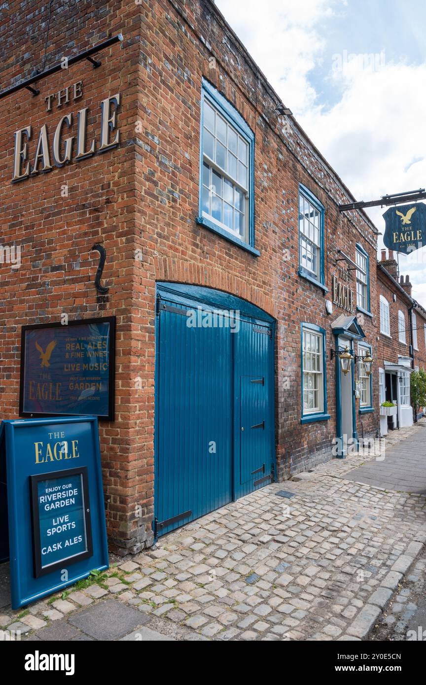 Esterno dell'Eagle Pub in High Street, Amersham Old Town, Buckinghamshire, Inghilterra, Regno Unito Foto Stock