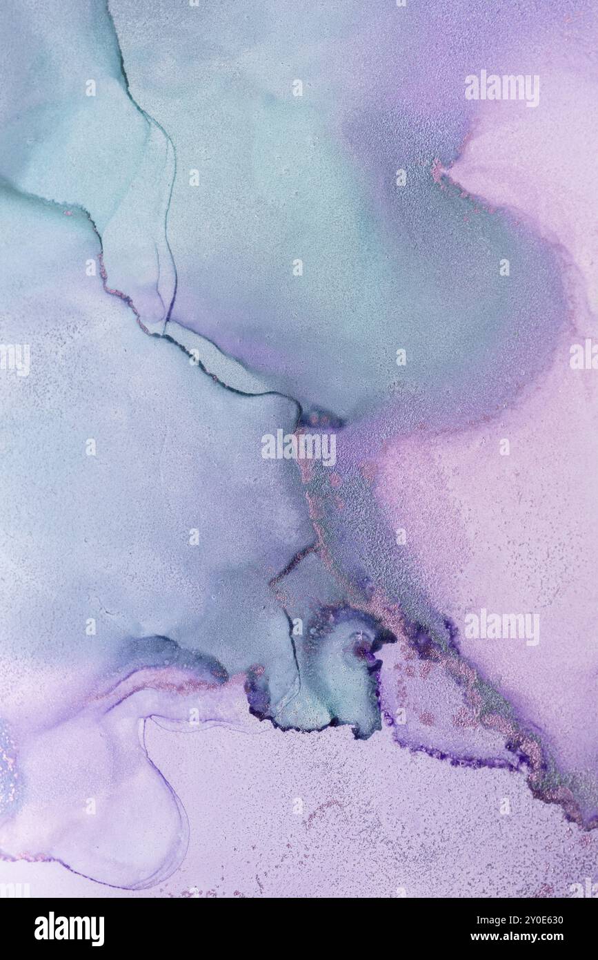 Vista aerea astratta di opere d'arte fluide con colori pastello che mostrano sfumature viola e turchese che si mescolano perfettamente al tramonto Foto Stock