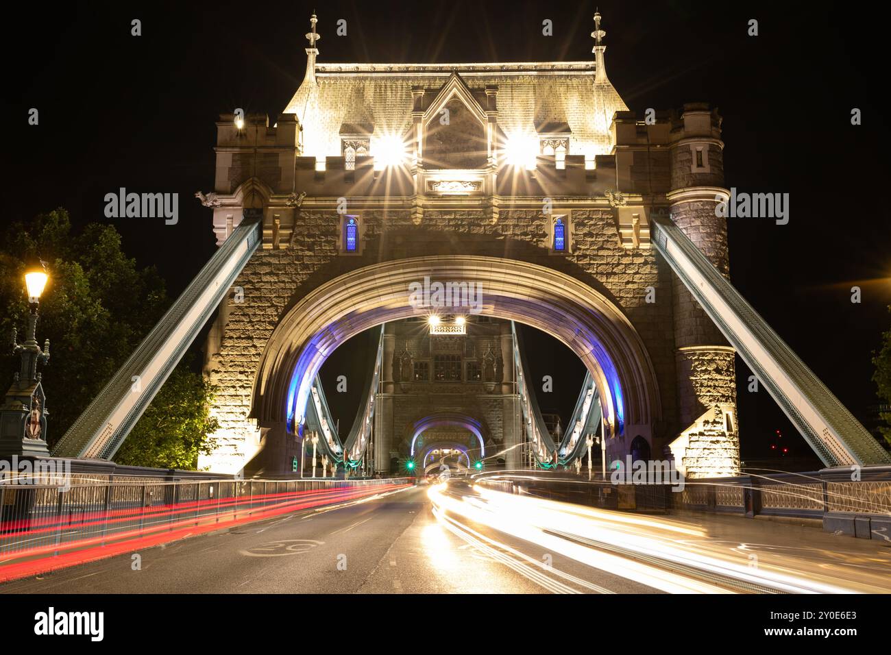 Ponte della torre, lunga esposizione con la pista luminosa della telecamera del canone notturno Foto Stock