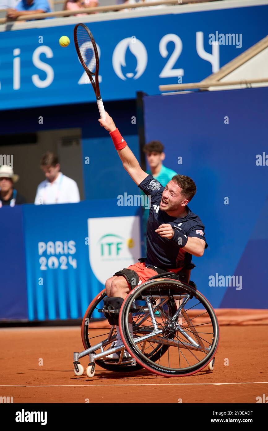 1 settembre 2024, Parigi, Francia. Tennis su sedia a rotelle. Alfie Hewett di Gran Bretagna gioca con Sergei Lysol di Israele nel secondo turno maschile sul campo Philippe-Chatrier al Roland-Garros Stadium. Il giorno 4 dei Giochi Paralimpici di Parigi 2024. Accreditamento Roger Bool / Alamy Live News Foto Stock