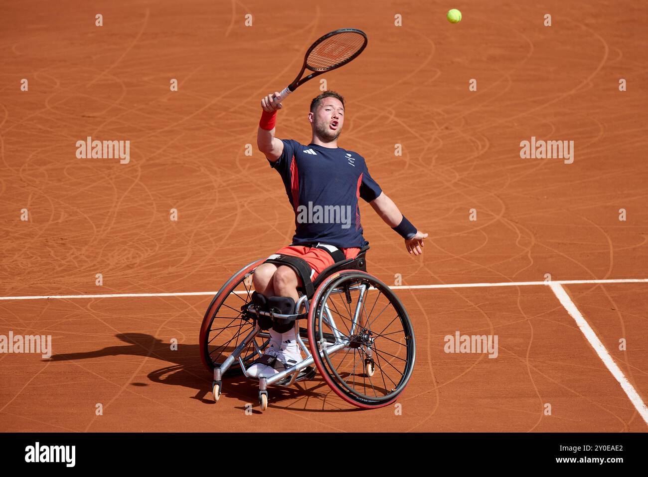 1 settembre 2024, Parigi, Francia. Tennis su sedia a rotelle. Alfie Hewett di Gran Bretagna gioca con Sergei Lysol di Israele nel secondo turno maschile sul campo Philippe-Chatrier al Roland-Garros Stadium. Il giorno 4 dei Giochi Paralimpici di Parigi 2024. Accreditamento Roger Bool / Alamy Live News Foto Stock