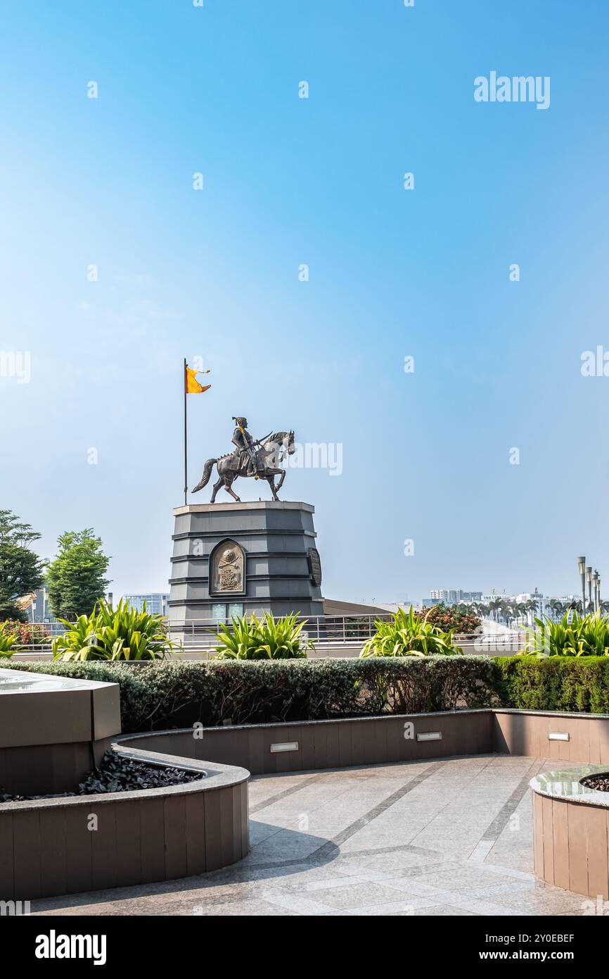 Monumento di Shiva Chhatrapati Shri Shivaji Maharaj a cavallo. Una statua dell'eroe nazionale indiano conosciuta come Shiva-Mumbai International Airport-Trav Foto Stock