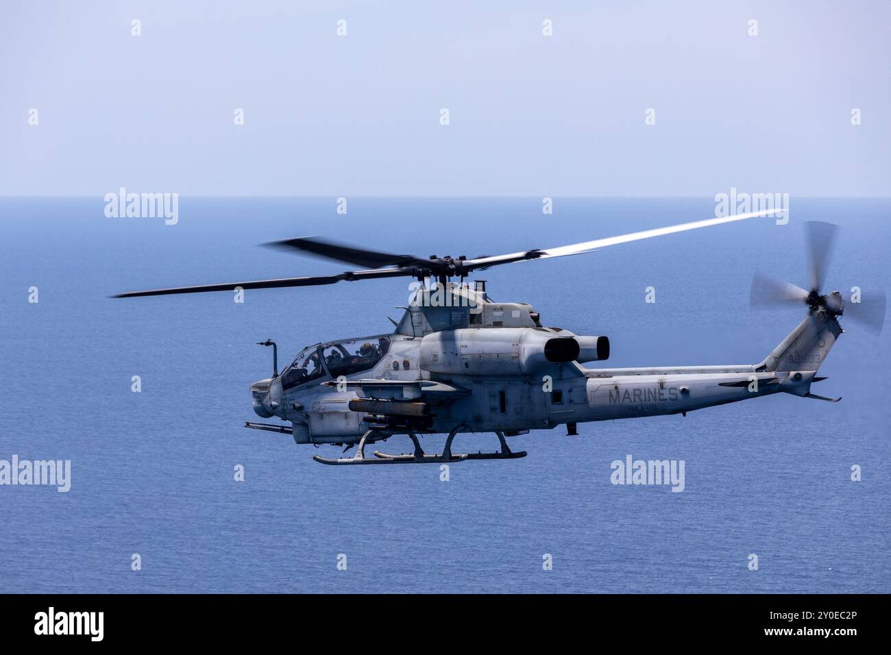 Un elicottero AH-1Z Viper del corpo dei Marines assegnato al Marine Medium Tiltrotor Squadron 262 (Rein.), 31st Marine Expeditionary Unit, conduce un Foto Stock