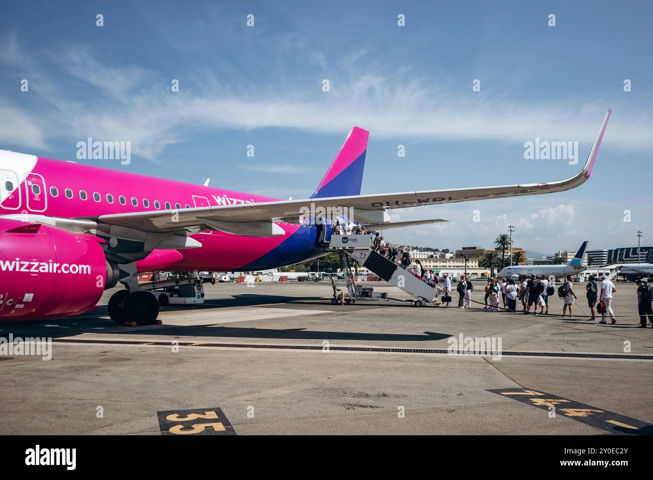 Nizza, Francia - 5 agosto 2024: Wizz Air Aircraft imbarca passeggeri all'aeroporto di Nizza Foto Stock