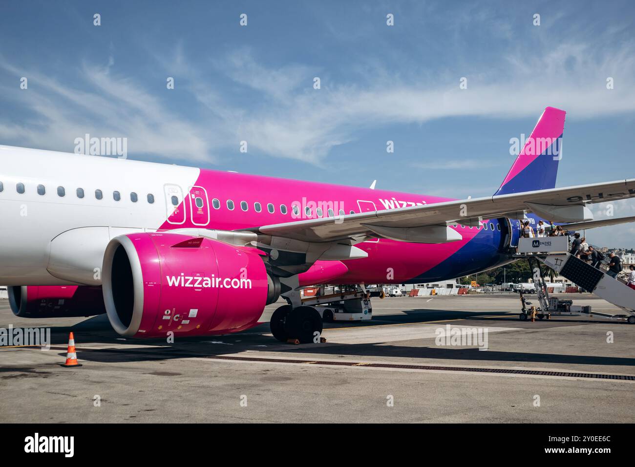 Nizza, Francia - 5 agosto 2024: Wizz Air Aircraft imbarca passeggeri all'aeroporto di Nizza Foto Stock