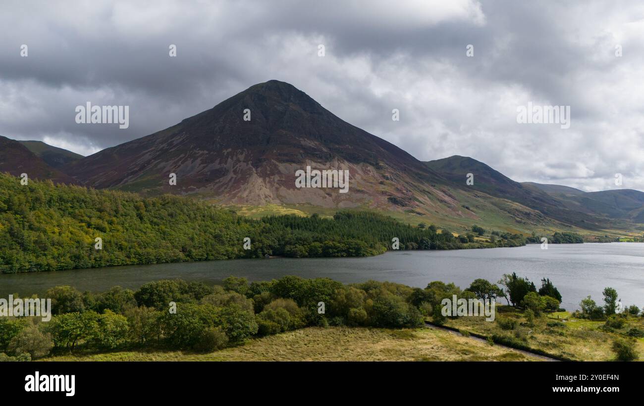 Drone riprese aeree di Crummock Water intorno a Buttermere nel Lake District utilizzando un DJI mini 4 pro Foto Stock