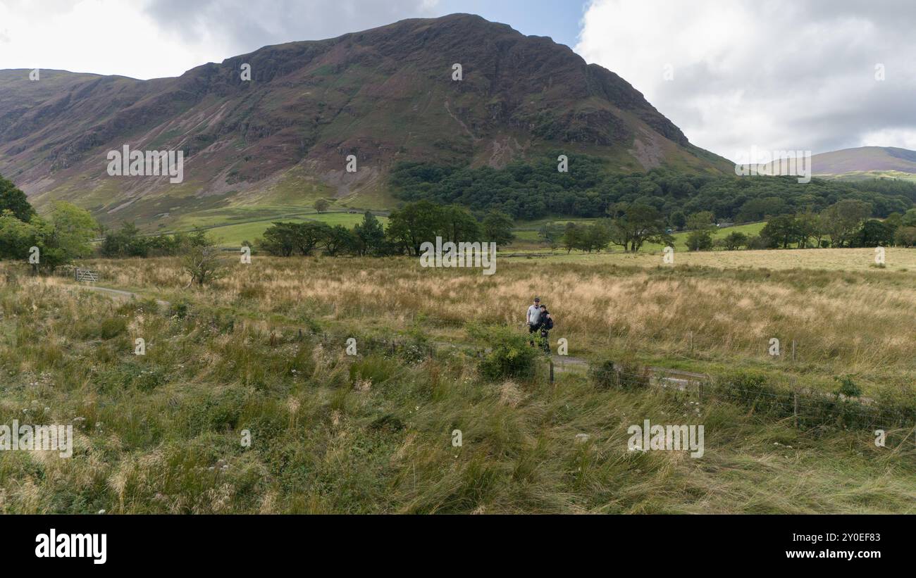 Drone riprese aeree di Crummock Water intorno a Buttermere nel Lake District utilizzando un DJI mini 4 pro Foto Stock