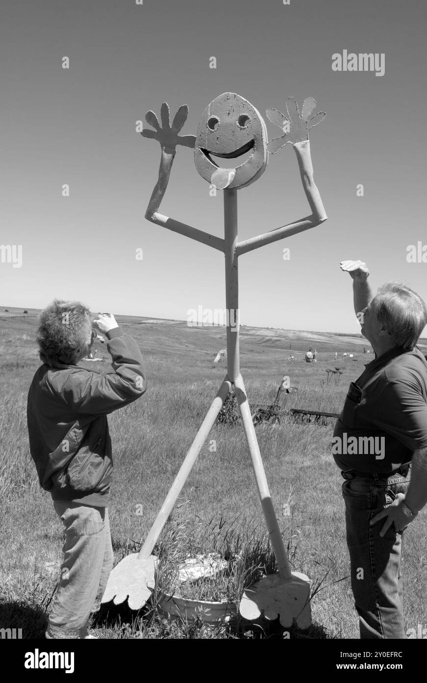Una coppia caucasica, dai 55 ai 60 anni, che guarda le opere d'arte al Porter Sculpture Park a Montrose, South Dakota. STATI UNITI Foto Stock