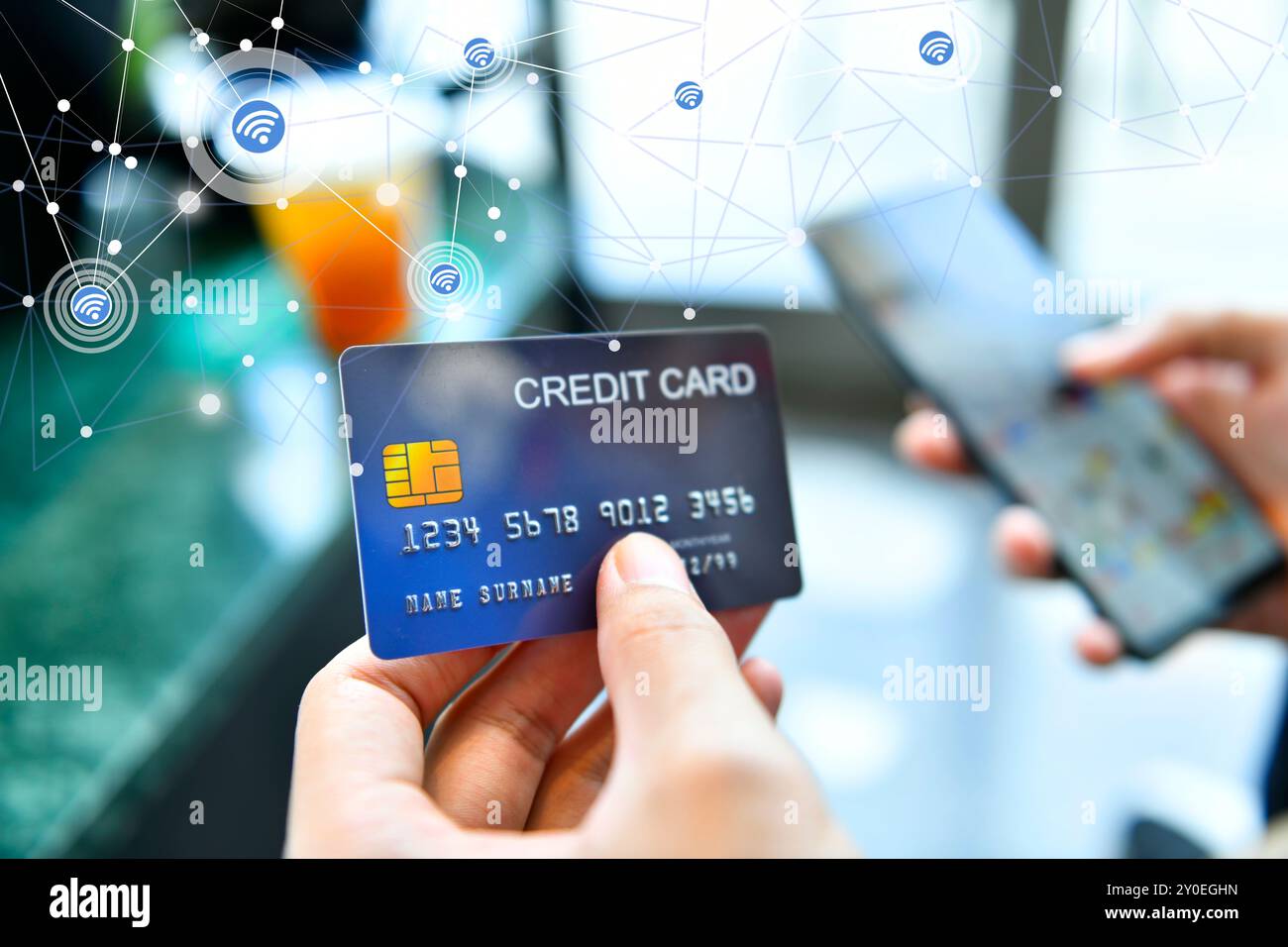 Mani che possiedono una carta di credito e utilizzano lo smartphone per lo shopping online, la piattaforma Marketplace e il concetto di marketing digitale Foto Stock