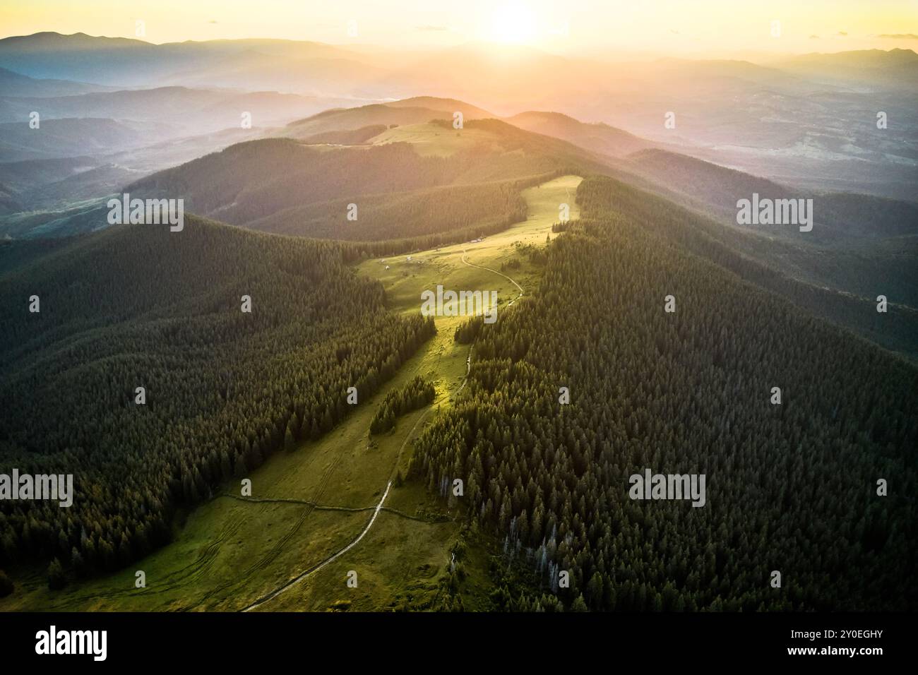 Vista aerea mozzafiato del paesaggio montano al tramonto. La luce ...
