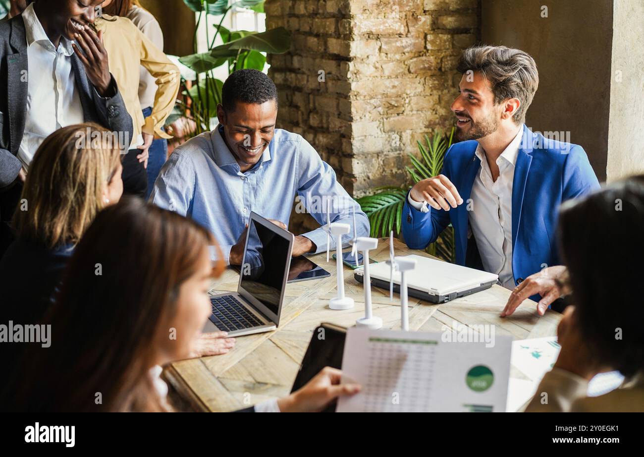 Gli imprenditori multirazziali che lavorano su un progetto di innovazione sostenibile - concetto di energia rinnovabile verde - Focus sul volto dell'uomo africano Foto Stock