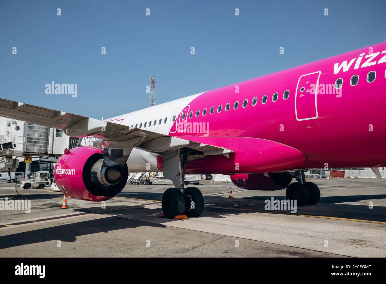 Nizza, Francia - 5 agosto 2024: Wizz Air Aircraft imbarca passeggeri all'aeroporto di Nizza Foto Stock
