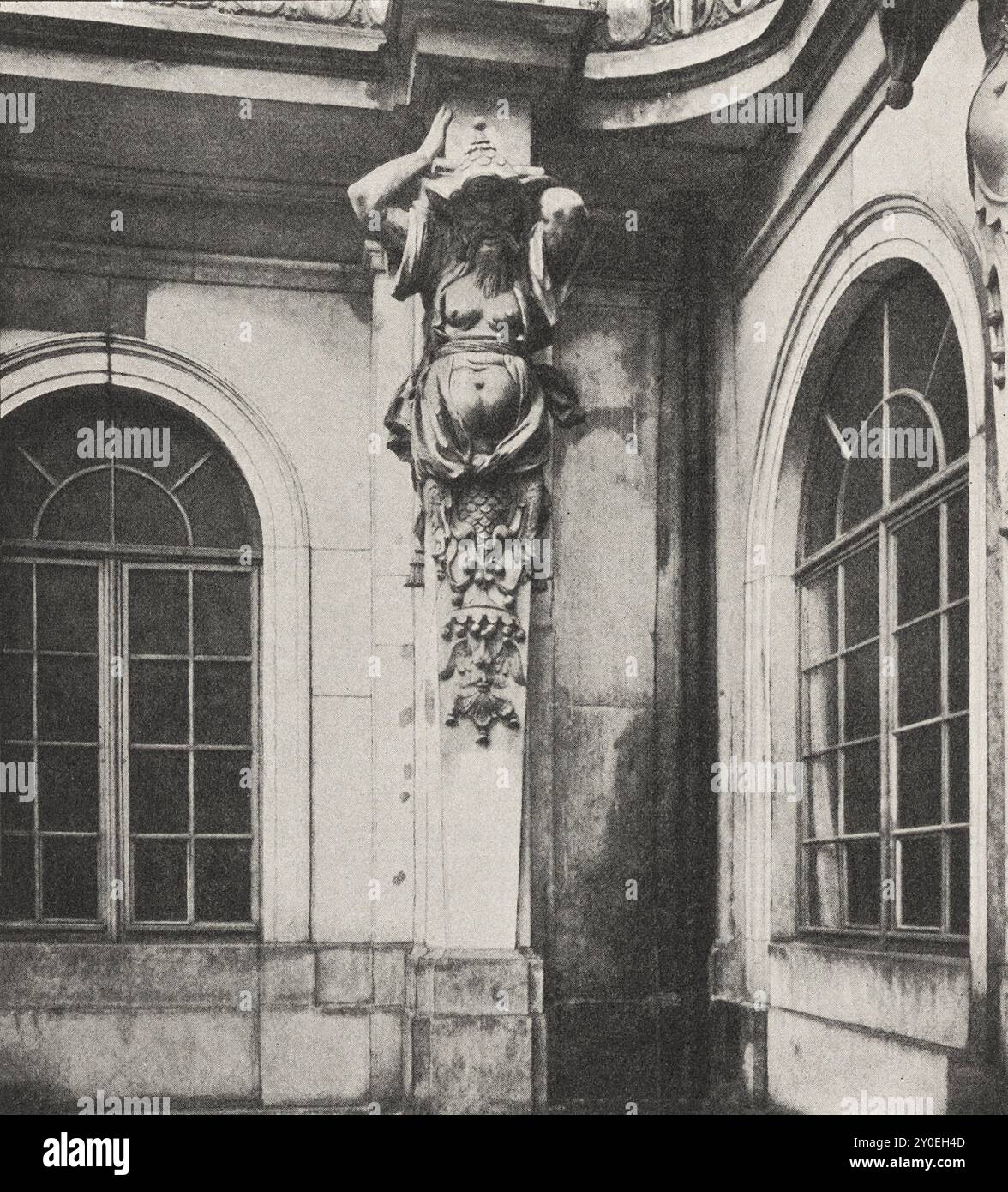 Foto d'epoca di Dresda. Palazzo Giapponese (Japanisches Palais) a Dresda, Herme nel cortile. Germania. 1903 la facciata settentrionale del cortile è del design più semplice nello stile della facciata principale. Gli altri tre mostrano una galleria al piano terra, sostenuta da sei erme ai lati e dodici al fronte sud. Questi sono raffigurati come colossali figure giapponesi in costumi fantastici, spesso con cappelli a punta e abiti aperti in modo che i loro petti grassi e i loro corpi gonfiati sbirciano fuori; in fondo ci sono tutti i tipi di utensili, strumenti musicali, vassoi e simili. Tra le mandrie sul Foto Stock