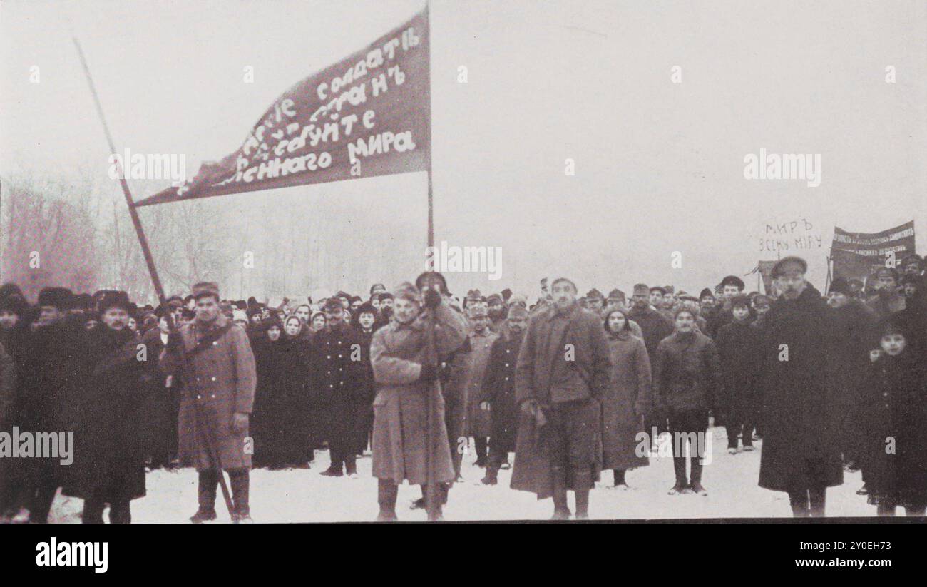 Foto d'archivio della rivoluzione in Russia. Dimostrazione di pace a Pietrogrado. I prigionieri di guerra austriaci erano presenti alla manifestazione. 17 dicembre 1917 Foto Stock