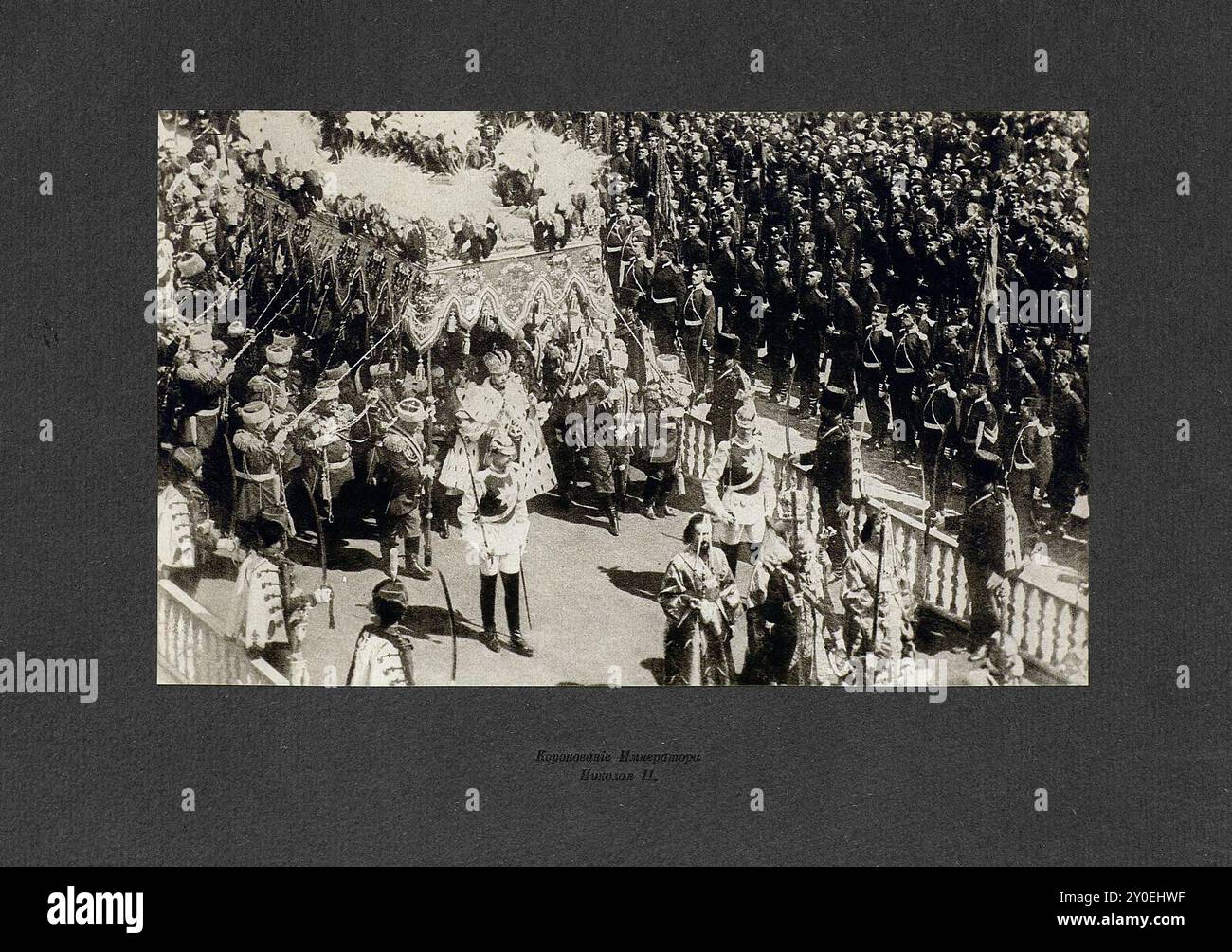 Foto d'archivio dell'incoronazione di Nicola II e Alexandra Feodorovna. Mosca, Impero russo. 14 maggio 1896 l'incoronazione dell'imperatore Nicola II e di sua moglie, l'imperatrice Alexandra Feodorovna fu l'ultima incoronazione durante l'Impero russo. Si è giocato martedì 14 maggio 1896 nella Cattedrale della Dormizione del Cremlino di Mosca. Nicola II, noto in russo come Nikolai II Aleksandrovich, fu l'ultimo imperatore della Russia. Foto Stock