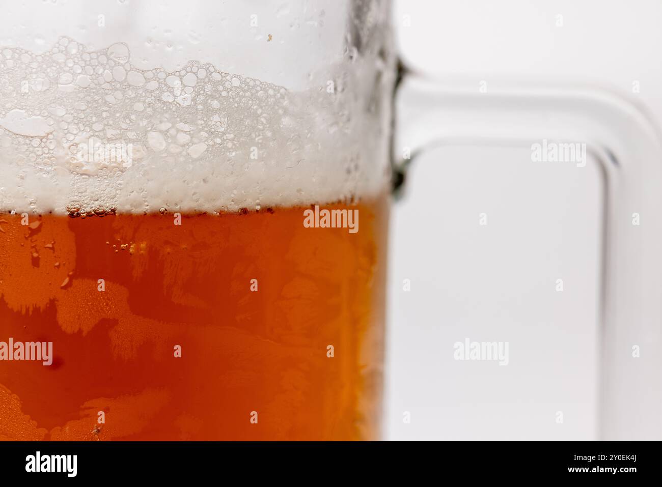 Un'immagine che mostra i dettagli intricati di un corpo in bicchiere di birra tostata. Il vetro è centrato nell'immagine su uno sfondo bianco pulito, sottolineando i Foto Stock