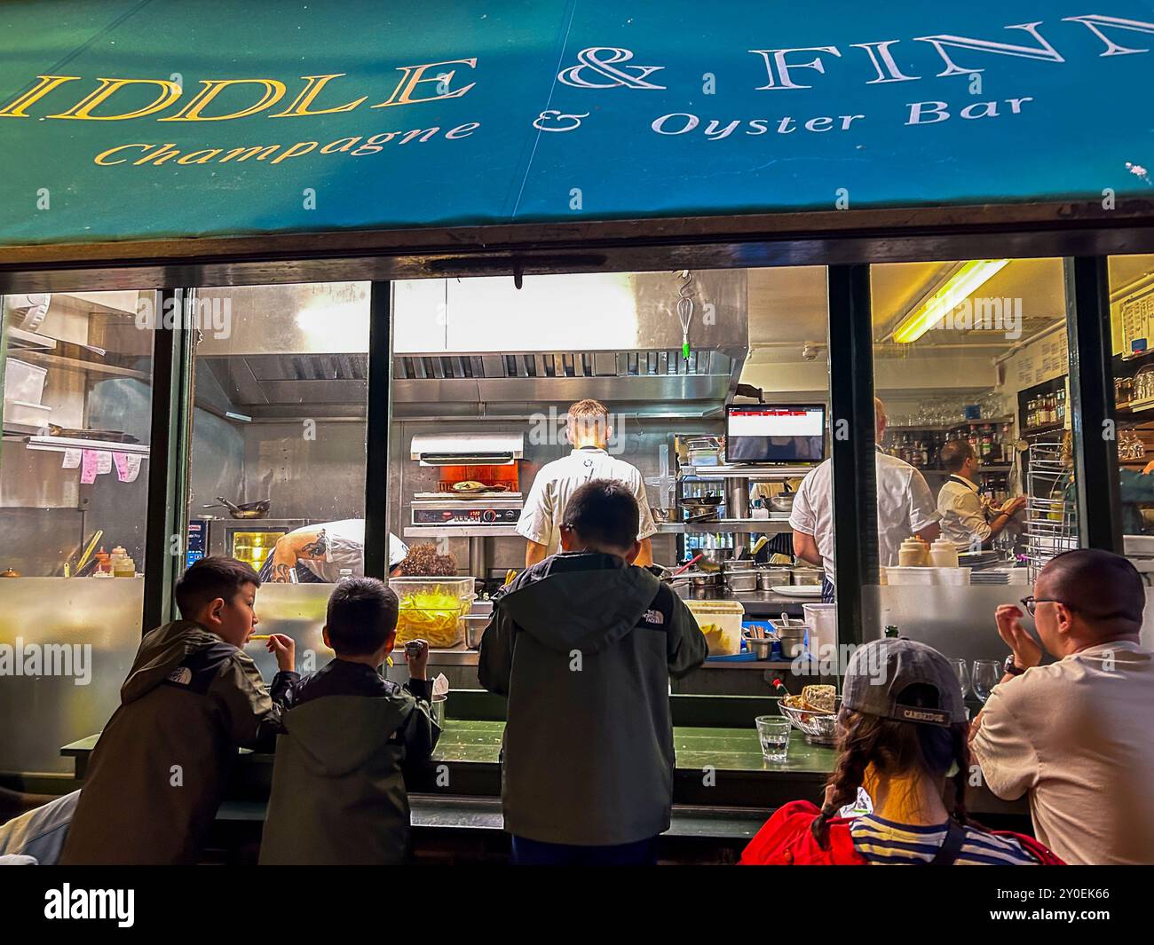 Brighton, Gran Bretagna, gruppo di persone, turisti cinesi, famiglia, pasti condivisi all'aperto Terrazza ristorante locale di pesce inglese 'Riddle & Finn » Foto Stock