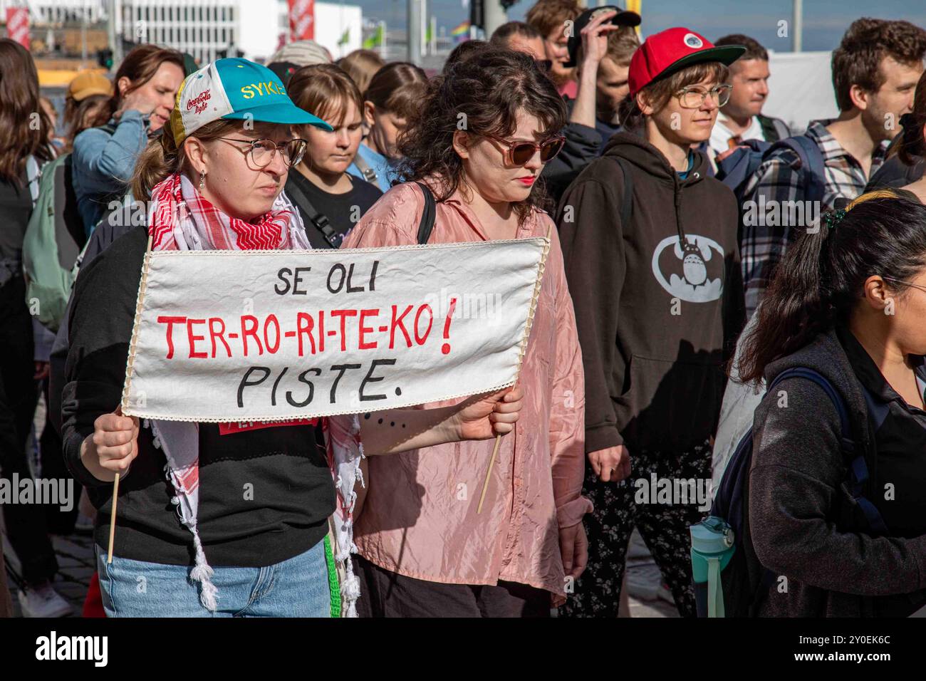 Se oli ter-ro-ri-te-ko! Pista. Manifestante che tiene uno striscione alla manifestazione di Loppu äärioikeiston väkivallalle a Helsinki, Finlandia. Foto Stock