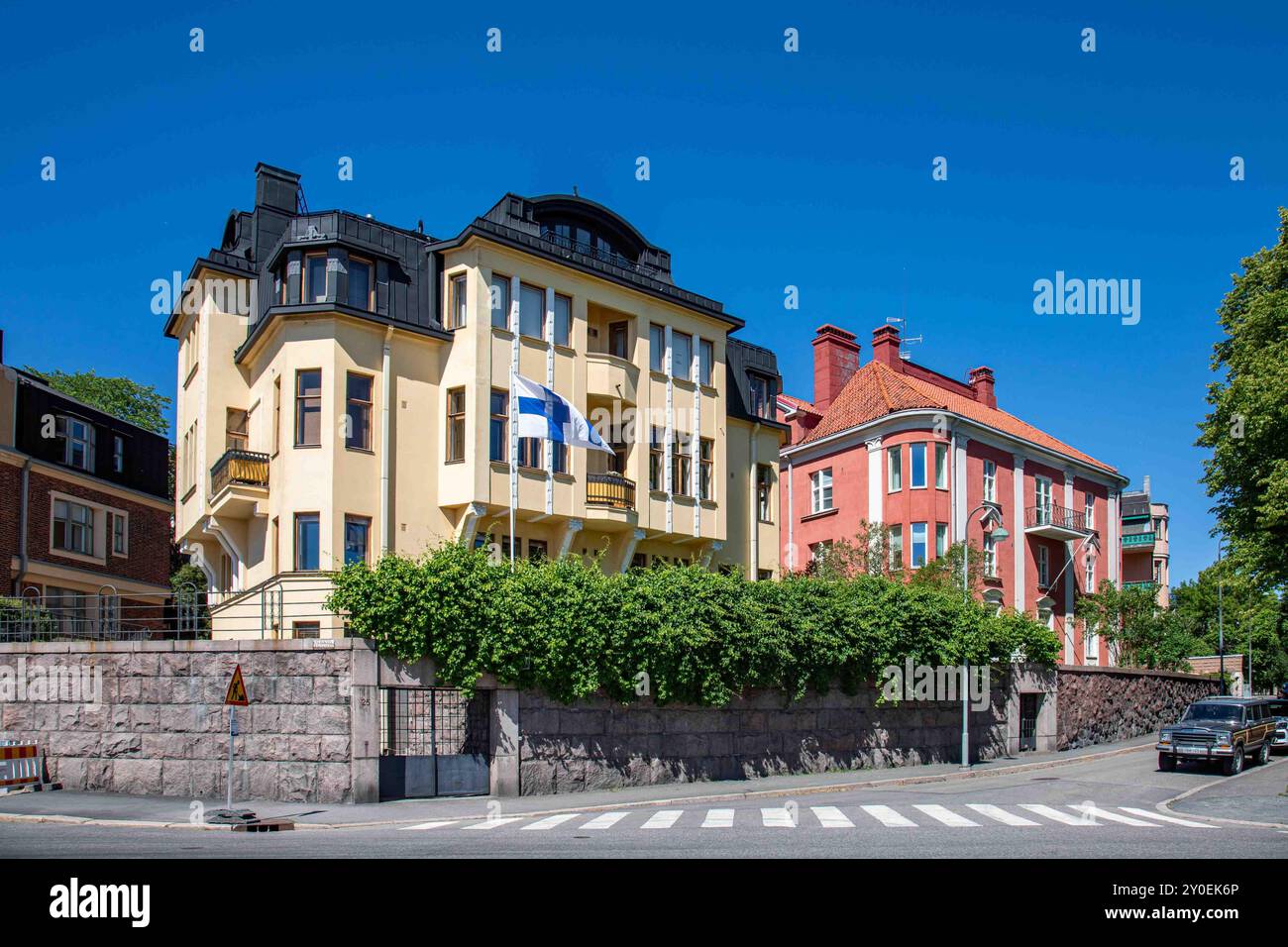 Edificio residenziale Wecksellintie con cielo azzurro in una soleggiata giornata estiva nel quartiere Eira di Helsinki, Finlandia Foto Stock