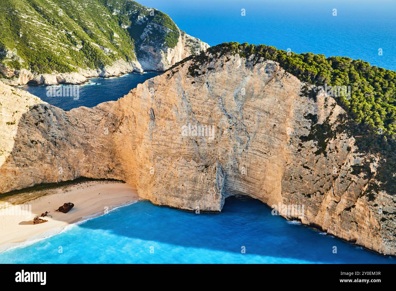 Navagio Beach o Shipwreck Beach è uno splendido punto di riferimento naturale situato sulla costa nord-occidentale dell'isola di Zante nel Mar Ionio in Grecia Foto Stock