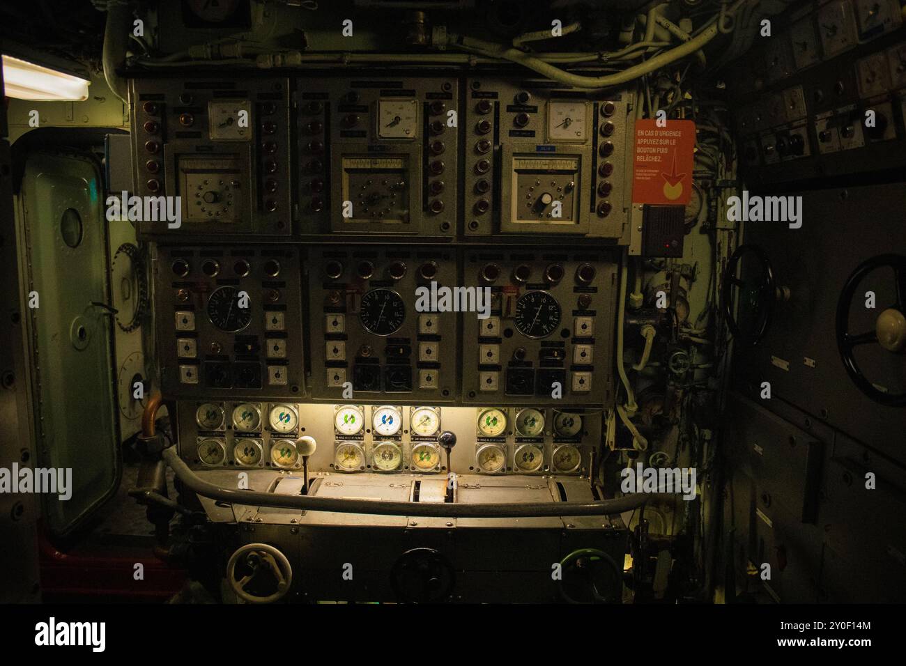 La sala macchine del sottomarino Espadon, una nave da guerra degli anni '1960 attraccata nel porto di Saint-Nazaire, nella Loira atlantica. Foto Stock