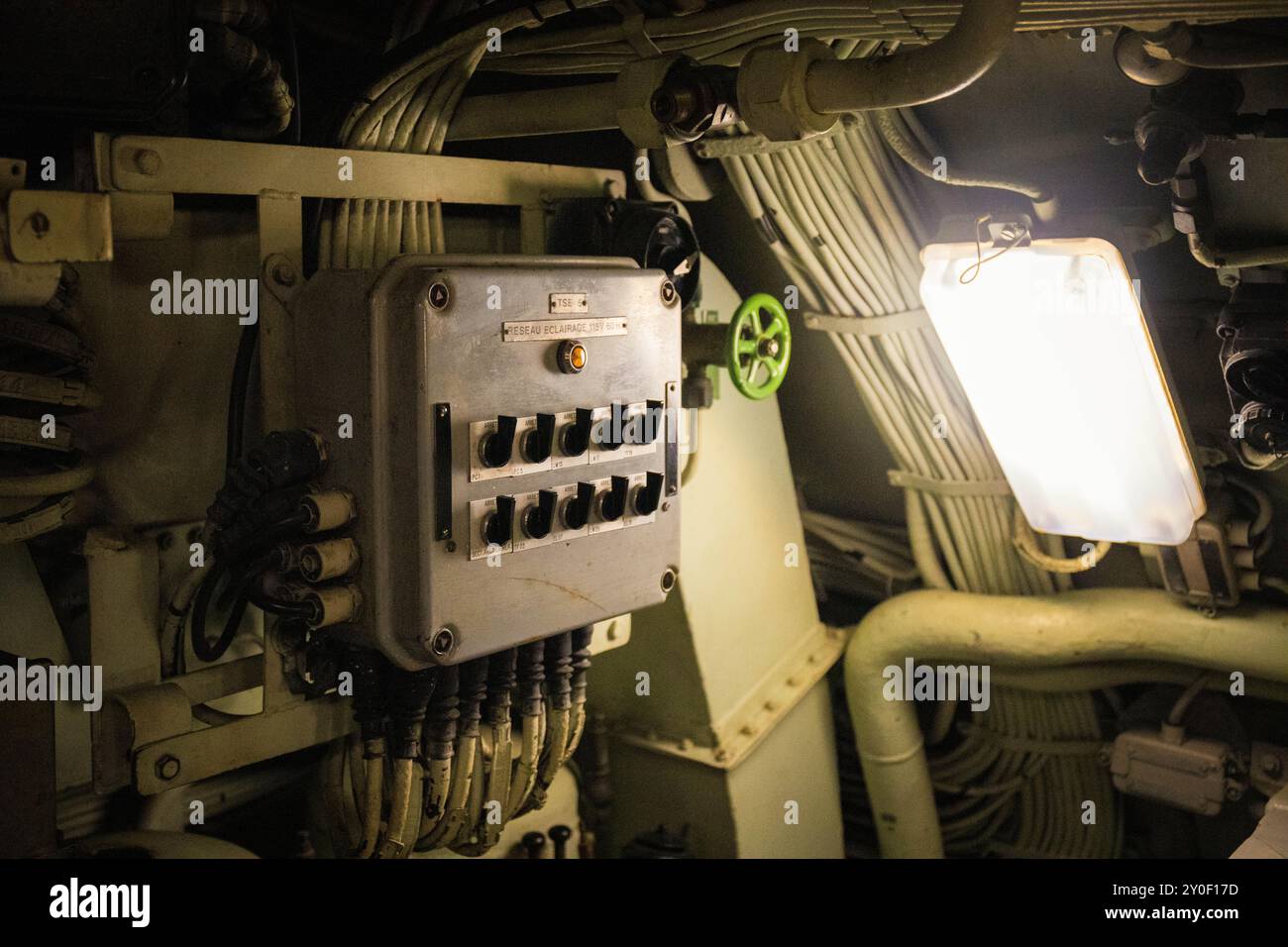 Dettaglio della sala macchine del sottomarino Espadon, una nave da guerra degli anni '1960 attraccata nel porto di Saint-Nazaire, nella Loira atlantica. Foto Stock
