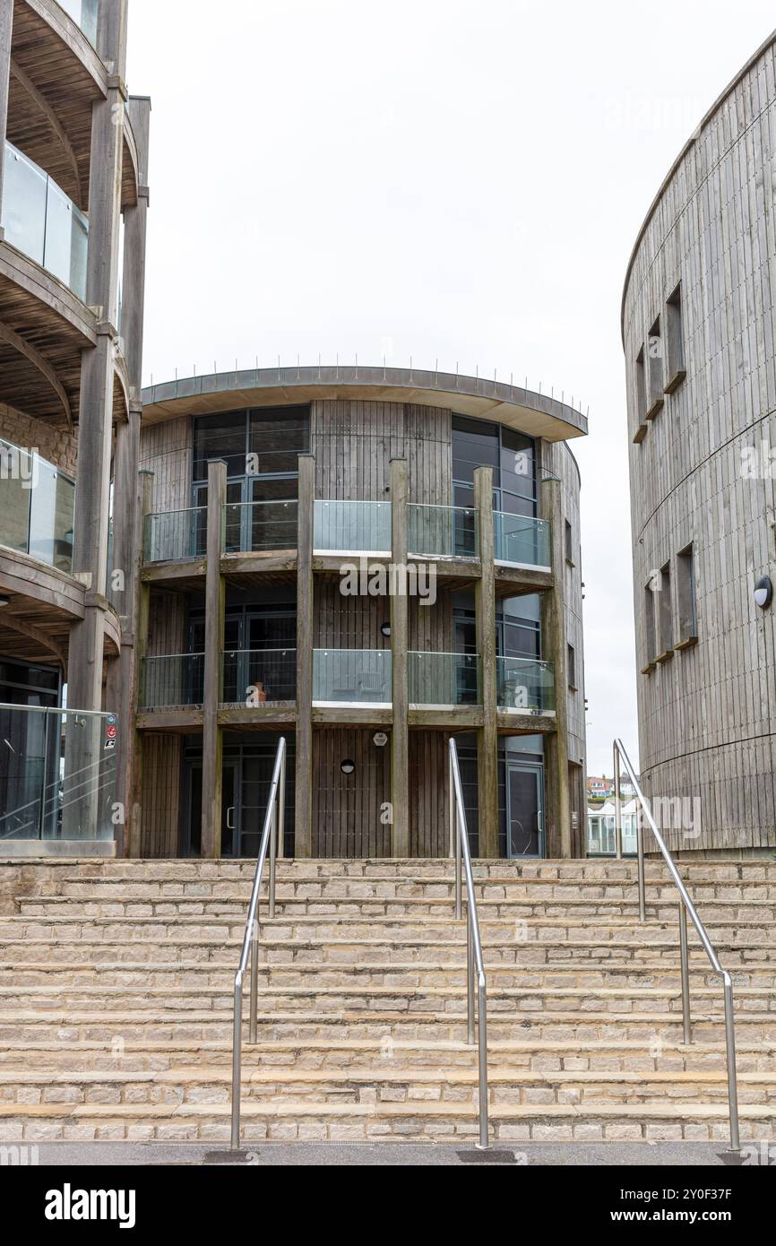 West Bay, Dorset, Regno Unito, Inghilterra, stazione di polizia di Broadchurch, Broadchurch, stazione di polizia, edificio in legno, gradini, gradini in cemento, ringhiera, parapetto Foto Stock