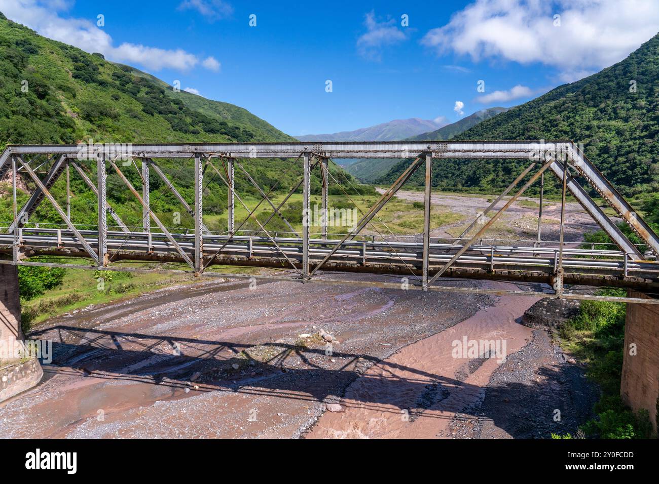 Viejo Puente de mal Paso o il vecchio ponte di mal Paso sul Rio Escoipe nella Valle de Lerma vicino a Salta, Argentina. Foto Stock