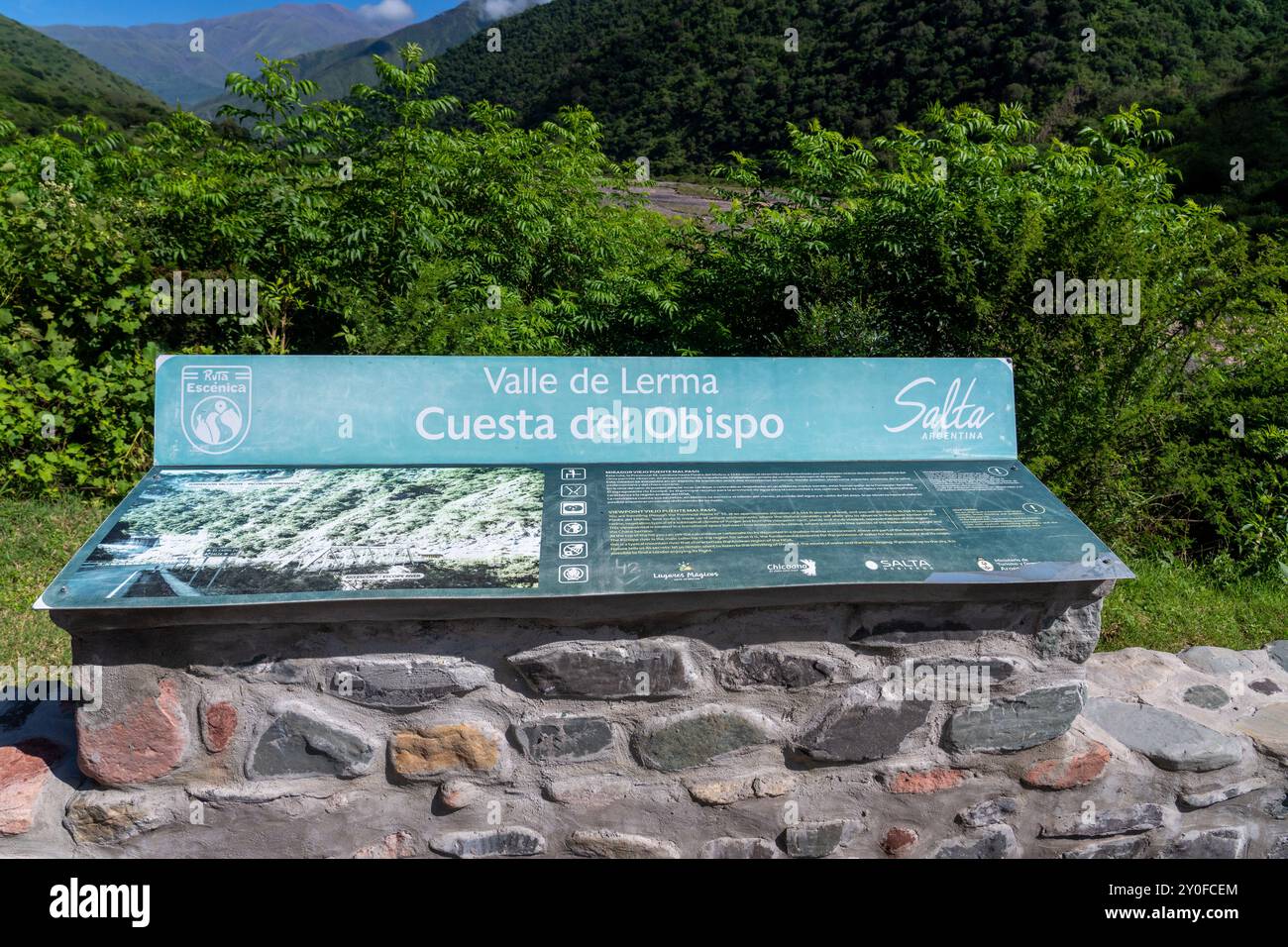 Cartello informativo lungo Ruta 33 nella Quebrada de Escoipe nella Valle de Lerma vicino a Salta, Argentina. Foto Stock