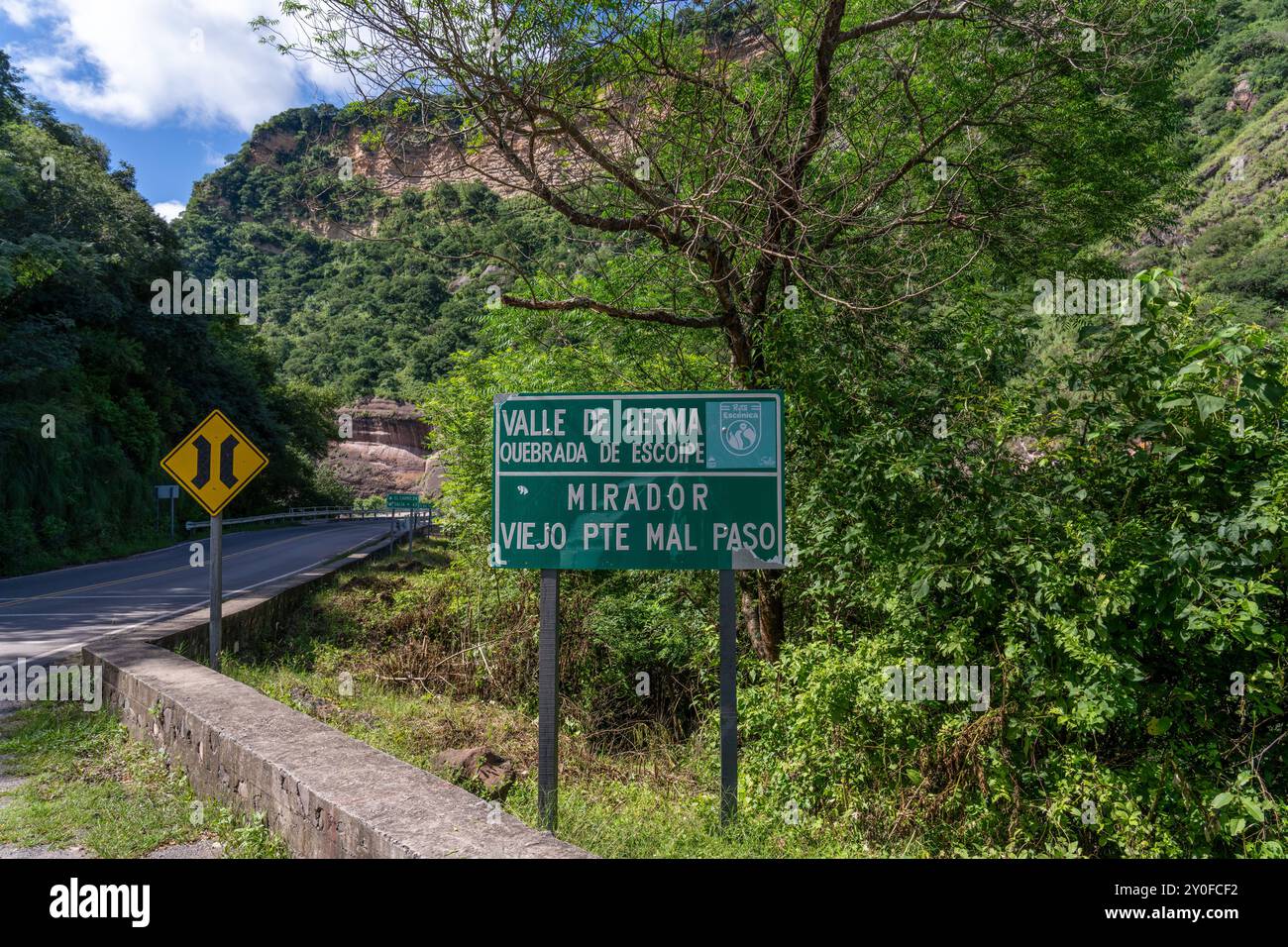 Segui le indicazioni per il Viejo Puente de mal Paso o per il vecchio ponte mal Paso sul Rio Escoipe nella Valle de Lerma vicino a Salta, Argentina. Foto Stock